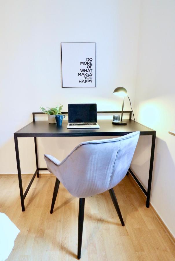 Sapphire Apartment: Free Parking + Netflix + Bathtub Essen Kültér fotó