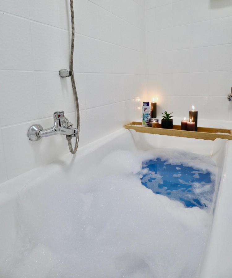 Sapphire Apartment: Free Parking + Netflix + Bathtub Essen Kültér fotó